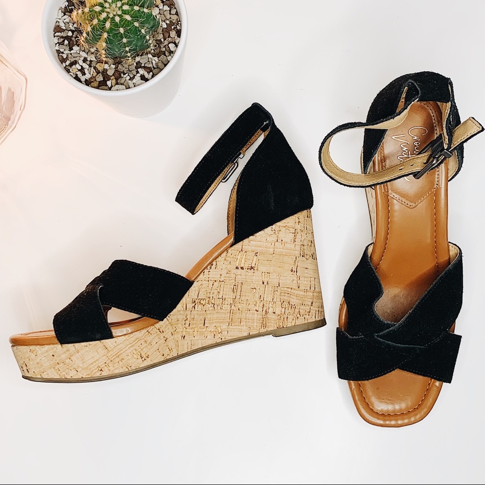 Size 8, Black and Brown wedge sandals w/ cork style sides.